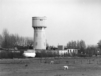 837765 Gezicht op de watertoren met pomp- en filtergebouw aan het Hooglandse Jaagpad te Nieuwegein.N.B. De watertoren ...